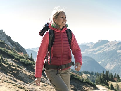 La chaqueta de montaña perfecta para estar cómoda y abrigada durante las rutas de otoño-invierno. GETTY IMAGES.
