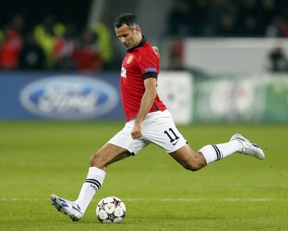 Giggs dispara durante el partido en Leverkusen.