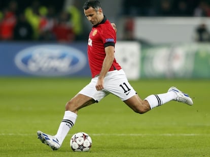 Giggs dispara durante el partido en Leverkusen.