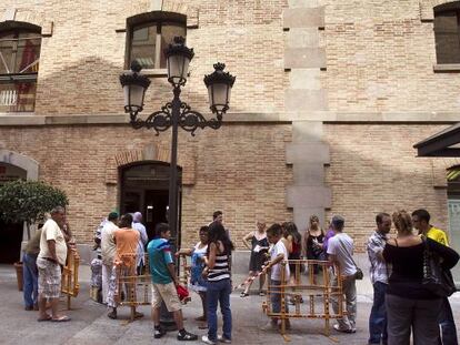 Ciudadanos a las puertas de Bienestar Social.