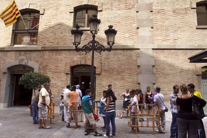 Ciudadanos a las puertas de Bienestar Social.