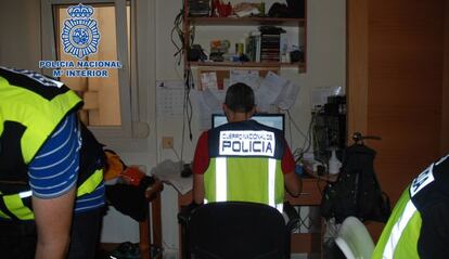 Varios agentes de la policía durante el registro en el domicilio de un supuesto pederasta detenido en octubre en Alcoi.