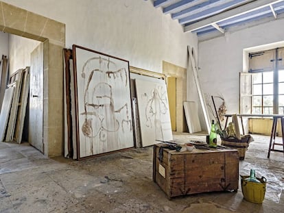 El entrañable desorden que preside las estancias de Son Boter, el taller en el que el artista acometía las obras de gran formato. Todo se mantiene prácticamente como Miró lo dejó.