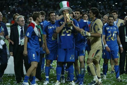 Italia ganó su cuarta Copa del Mundo ante una Francia superior, con Zidane en estado de gracia en plena despedida del fútbol. La férrera defensa y el orden en el centro del campo fueron claves para que Italia tumbara el modelo francés, mucho más atractivo, al menos en la final. Materazzi fue el autor del gol que empató el tanto inicial de Zidane de penalti.  Despúés de un desgaste brutal, Italia pudo llegar a donde quería: la ronda de penalties. Ninguno de sus jugadores falló la pena máxima. Sí en cambio David Trezeguet, ante el abatimiento generalizado del equipo francés.