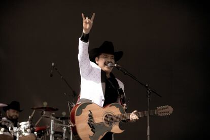 El cantante de los Tucanes de Tijuana, Mario Quintero, saluda al público durante su actuación, el 12 de abril.