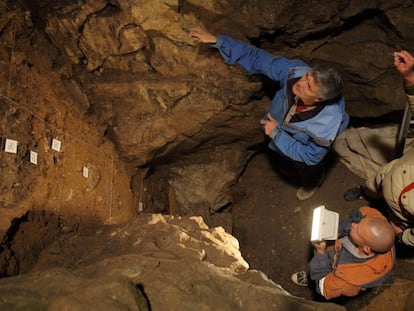 Richard Roberts, Vladimir Ulianov e Maxim Kozlikin na gruta de Denisova, onde foram achados os restos da jovem híbrida