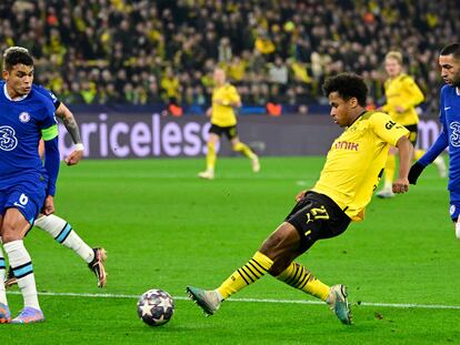 Karim Adeyemi en una acción durante el partido entre el Borussia Dortmund y el Chelsea, este miércoles.