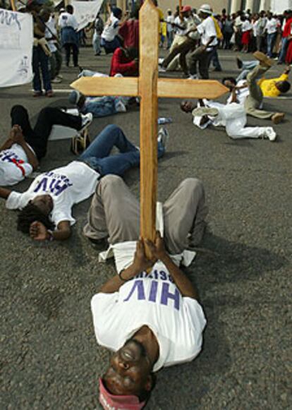 Protesta de activistas contra el sida, durante la Conferencia de Durban.