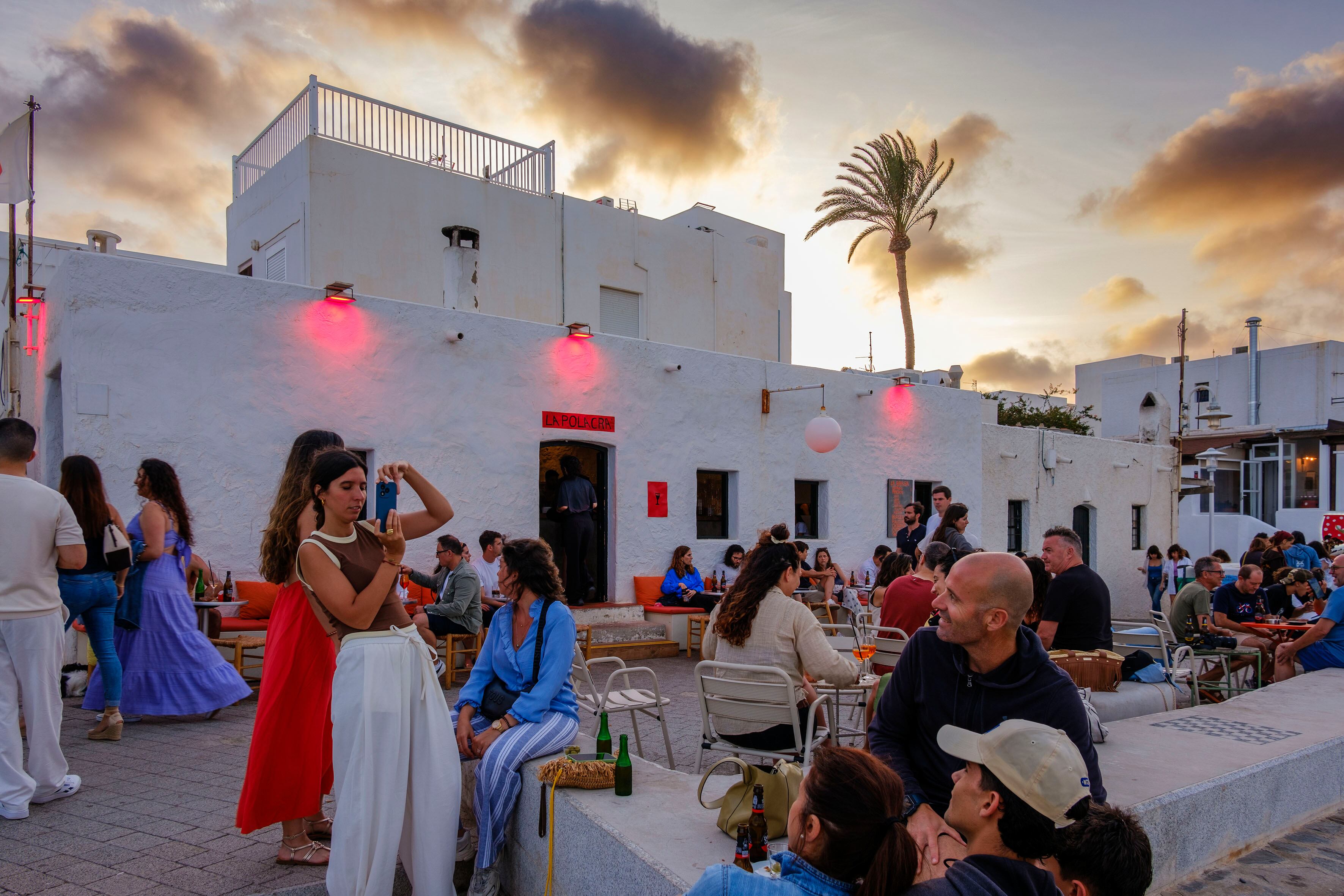 La terraza de La Polacra al atardecer.