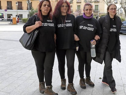 La presidenta de la Asociaci&oacute;n Ve-la luz, Gloria V&aacute;zquez (a la izquierda), acompa&ntilde;ada de Martina, Susana y Sara, varias de las mujeres en huelga de hambre desde el pasado 9 de febrero en la madrile&ntilde;a Puerta del Sol.
  