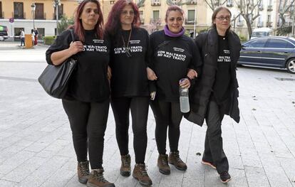 La presidenta de la Asociación Ve-la luz, Gloria Vázquez (a la izquierda), acompañada de Martina, Susana y Sara, varias de las mujeres en huelga de hambre desde el pasado 9 de febrero en la madrileña Puerta del Sol.