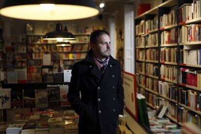El escritor Kirmen Uribe, en la libreria La Central.