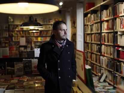 El escritor Kirmen Uribe, en la libreria La Central.