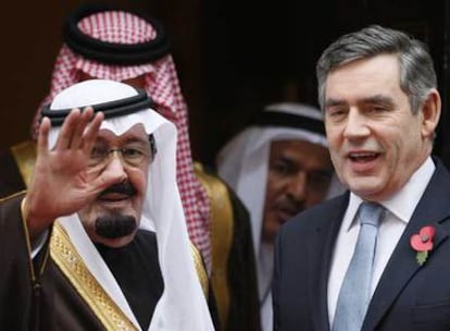 El rey Abdalá de Arabia Saudí saluda a la prensa tras reunirse ayer en Downing Street con Gordon Brown (derecha).