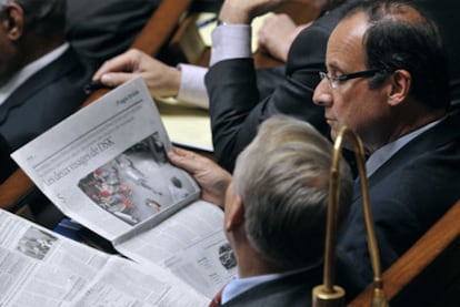 El líder socialista François Hollande, candidato a las primarias del PS, lee un artículo sobre la detención de Strauss-Kahn.