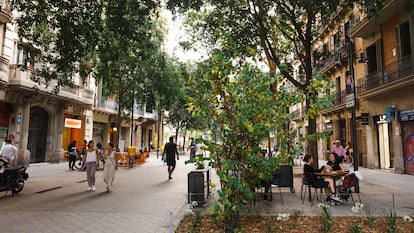 El carrer Consell de Cent a l'alçada del carrer Casanova.