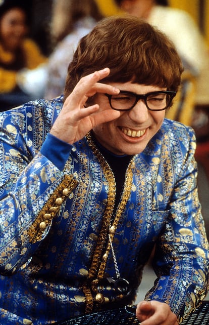 Mike Myers e seus típicos dentes falsos em 'Austin Powers: o agente ‘Bond’ cama’, lançado em 1999.