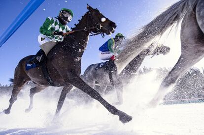 El jinete Dennis Schiergen durante una carrera sobre la nieve en St Moritz (Suiza).