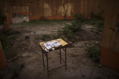 O desastre provocou 19 vítimas fatais, a maioria na própria mina e em Bento Rodrigues, que desapareceu do mapa, bem como danos ao longo de 650 quilômetros da bacia do rio Doce e a destruição de outros locais pertencentes ao município de Mariana, no Estado de Minas Gerais (Sudeste). Na imagem, a escola de Bento Rodrigues, um ano depois da tragédia.