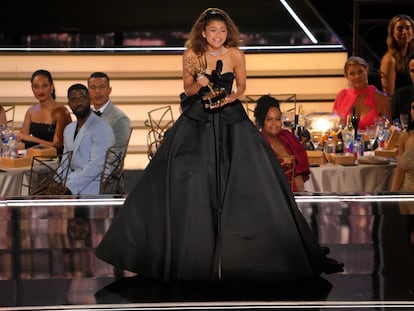 Zendaya, recogiendo su segundo Emmy como Mejor Actriz de Drama por 'Euphoria', en septiembre de 2022 en Los Ángeles (California).