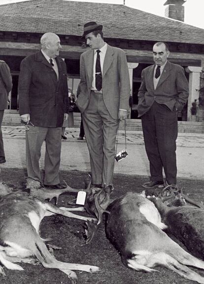 José DeMaría Vázquez, conocido como Campúa, fue una figura poliédrica de la fotografía española. Retratista, fotorreportero, por sus estudios y cámaras pasaron los personajes más importantes del siglo XX español, hasta su fallecimiento en 1975. En la foto, Juan Carlos de Borbón y Luis Carrero Blanco, en una cacería organizada por Franco en febrero de 1961.