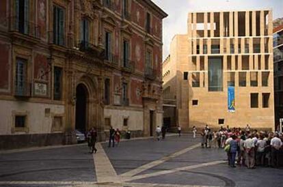 El palacio episcopal de Murcia contrasta con el refinamiento moderno del edificio del Ayuntamiento, obra de Rafael Moneo.