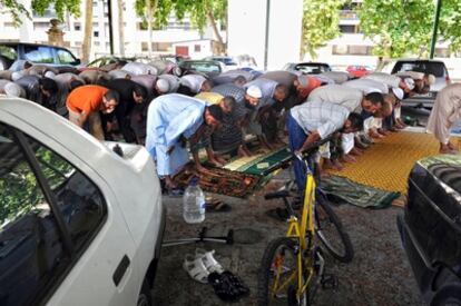 Muchos de los musulmanes de Lleida han optado por rezar en el aparcamiento de los Campos Elíseos que el ayuntamiento cedió para los rezos de los viernes