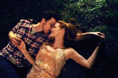 Chastain con James McAvoy, en un fotograma de 'La desaparición de Eleanor Rigby'.