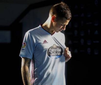 Santi Mina con su nueva camiseta