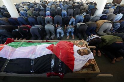 Palestinos rezan en el funeral de Yussef al-Buhairi, herido durante los enfrentamientos con el ejercito israelí, en una mezquita de Gaza.