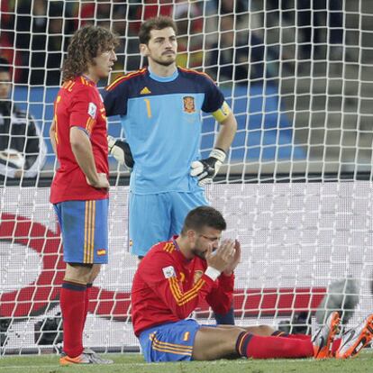 Puyol, Casillas y Piqué, tras el gol que significó la derrota ante Suiza en el Mundial de Sudáfrica.
