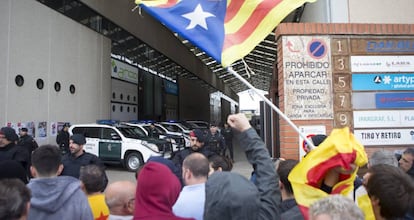 Simpatizantes independentistas protestan ante una imprenta inspeccionada