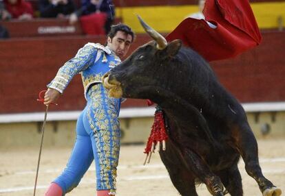 El diestro David Fandila "El Fandi" en la salida de un pase de pecho durante el cuarto festejo de la Feria de la Magdalena de Castellón.