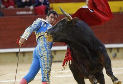  El diestro David Fandila &quot;El Fandi&quot; en la salida de un pase de pecho durante el cuarto festejo de la Feria de la Magdalena de Castell&oacute;n.