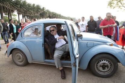 Mujica desce de seu carro para votar neste domingo em Montevidéu.