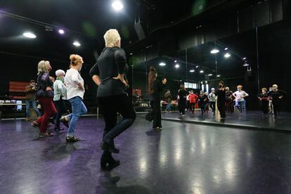 Los vecinos de Fuenlabrada en el taller de flamenco del Centro Coreográfico María Pagés.