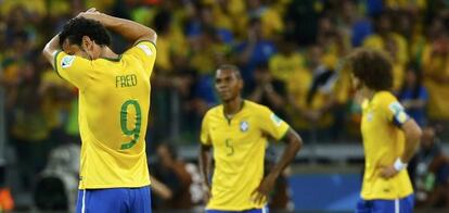 Fred, Fernandinho y David Luiz se lamentan tras un gol de Alemania