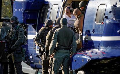 Miembros de las fuerzas de seguridad alemanas escoltan a Stephan Balliet por cometer un atentado en las inmediaciones de la sinagoga de Halle (Alemania), causando la muerte de dos personas, el 10 de octubre de 2019.