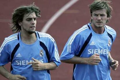 Woodgate (a la izquierda) y Beckham, durante una sesión preparatoria.