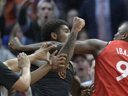 Marquese Chriss (izquierda) e Ibaka se pelean este lunes durante el partido entre los Cavaliers y los Raptors en Cleveland.