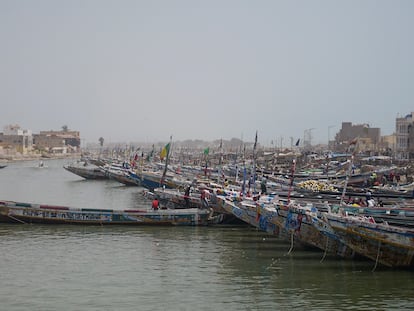Los pescadores de Saint Louis, Senegal, se preparan para salir a la mar en plena primera ola de la pandemia por covid-19, el 16 de mayo de 2020.