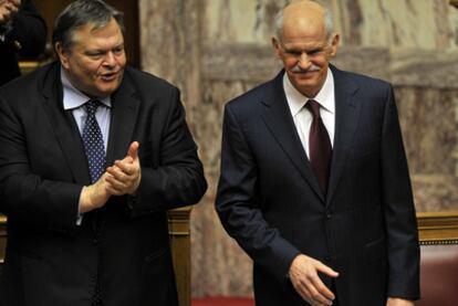 Evánguelos Venizelos, ministro de Finanzas, aplaude al primer ministro griego, Yorgos Papandreu, durante el debate parlamentario.