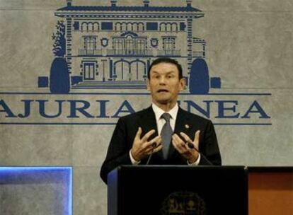 Juan José Ibarretxe, durante su rueda de prensa en Vitoria