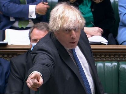 Boris Johnson se defiende este miércoles en la Cámara de los Comunes de los ataques de la oposición.
