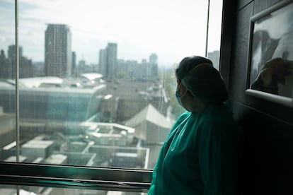 A la imatge, la infermera Cristina mira la finestra d'una de les habitacions de l'hotel que rep cada dia, en mitjana, 15 pacients nous.