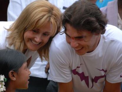 Rafa Nadal y su madre, Ana Mar&iacute;a Parera, con una ni&ntilde;a de su fundaci&oacute;n.