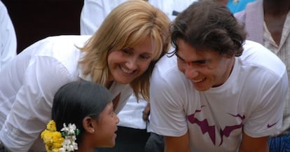 Rafa Nadal y su madre, Ana María Parera, con una niña de su fundación.