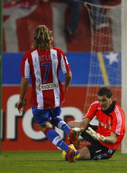 Casillas ataja el balón ante Forlán.