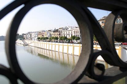 Vista de las fachadas de la trianera calle Betis, desde el puente de Isabel II sobre el río Guadalquivir, en Sevilla.