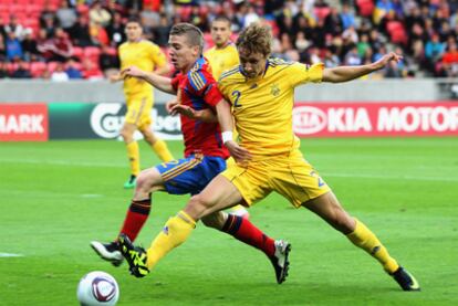 Muniain pugna por el balón con el lateral ucraniano Butko.